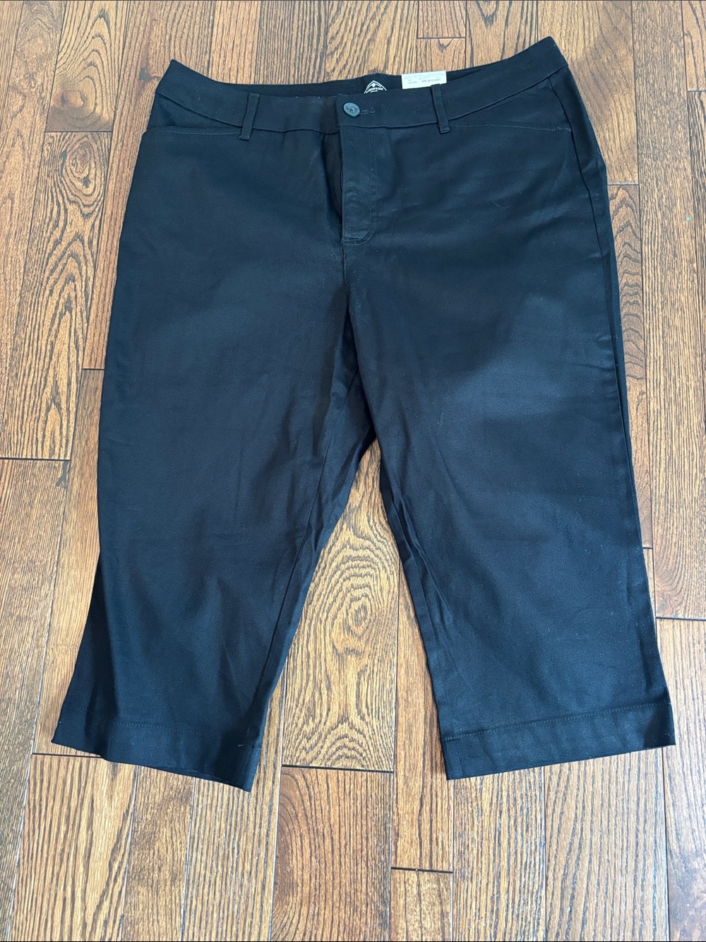 St. John's Bay Black Cropped Capris